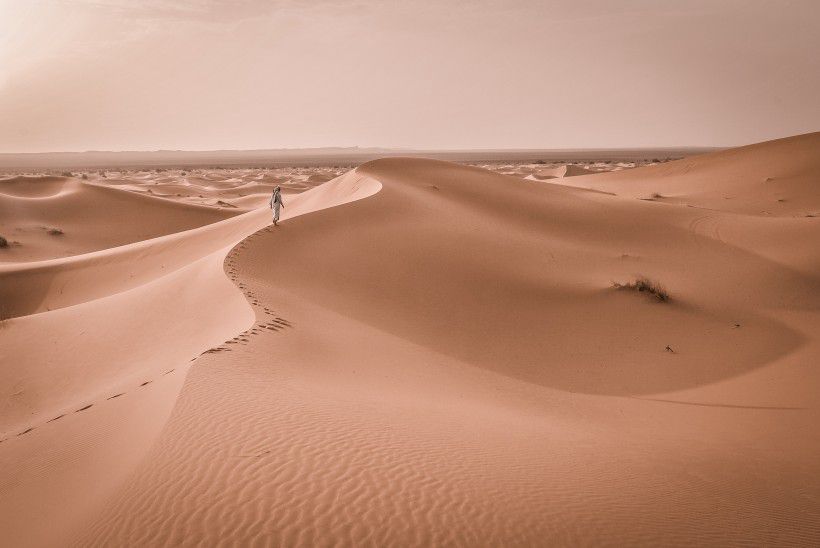 日照下的沙漠，一望无际的沙漠唯美图片
