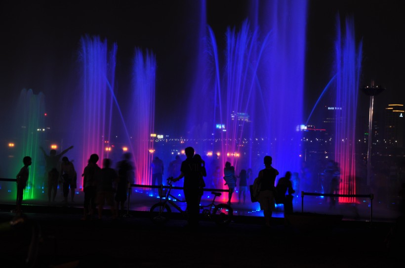 <span style='color:red;'>水美的艺术</span>，光、色、形俱美的城市音乐喷泉唯美背景图片