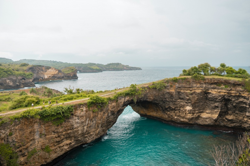 自然形成海上拱门，大自然的鬼斧神工，努沙佩尼达岛的天仙裂痕唯美图片