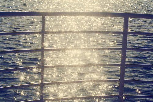 波光粼粼图片-水面泛起那唯美嶙峋的光
