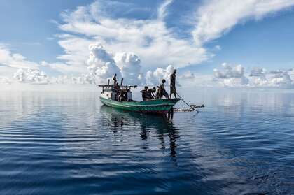 哈马黑拉岛渔民，以及清澈见底，波光粼粼的海面和海景风光高清壁纸