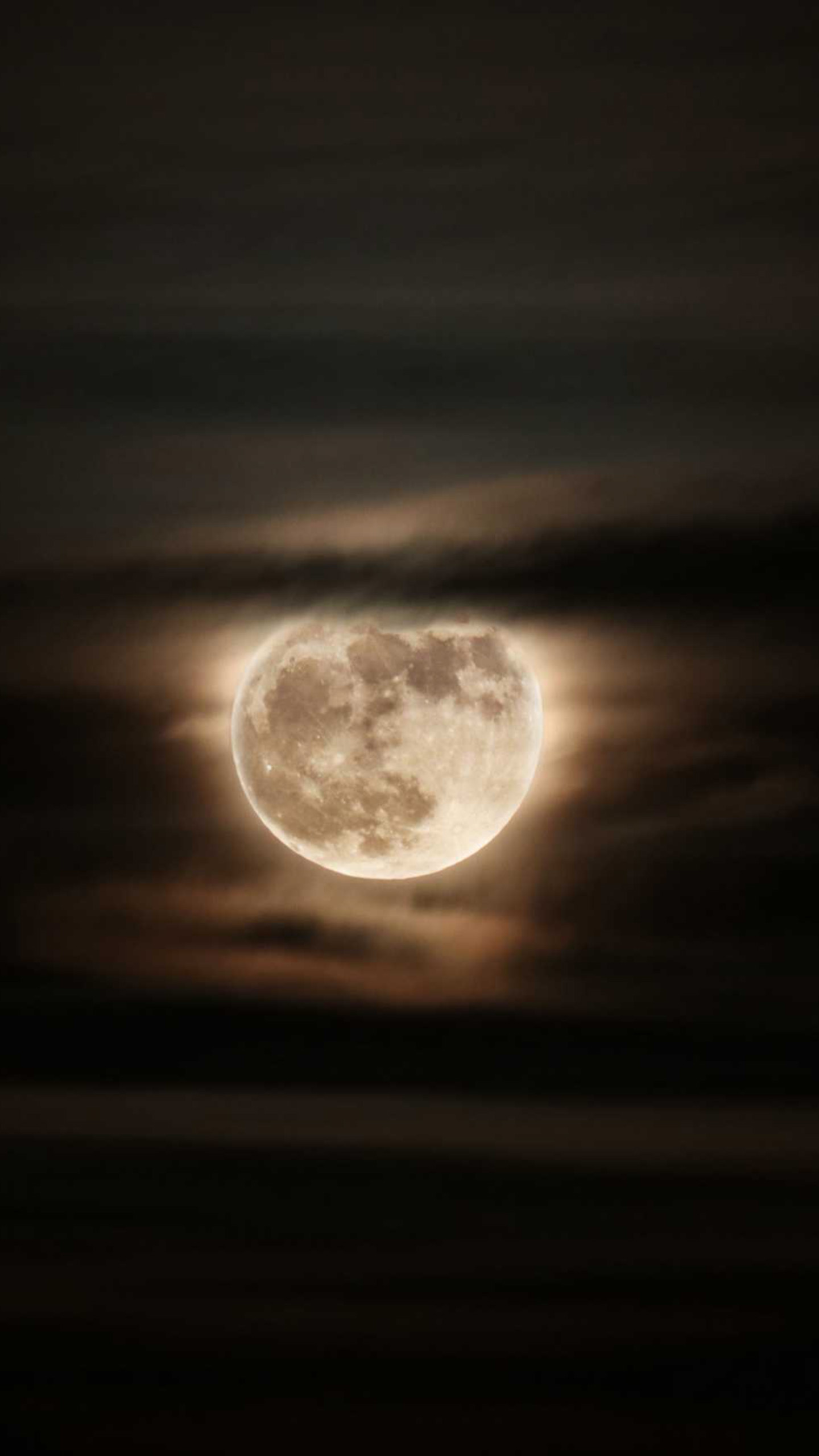 夜晚云层中的明亮圆月手机壁纸