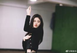 鞠婧祎微博分享练习室跳舞图，黑色套装，身姿曼妙