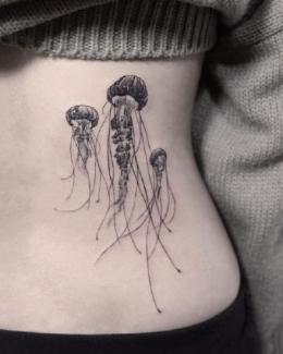 触须好多的水母纹身，纹在女生身体各部位的可爱水母纹身图案作品