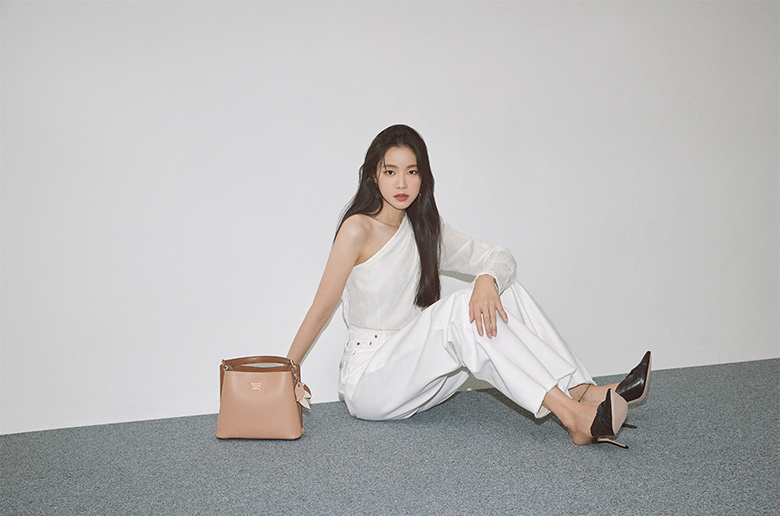 韩国美女艺人孙娜恩时尚气质秋装服饰写真图片
