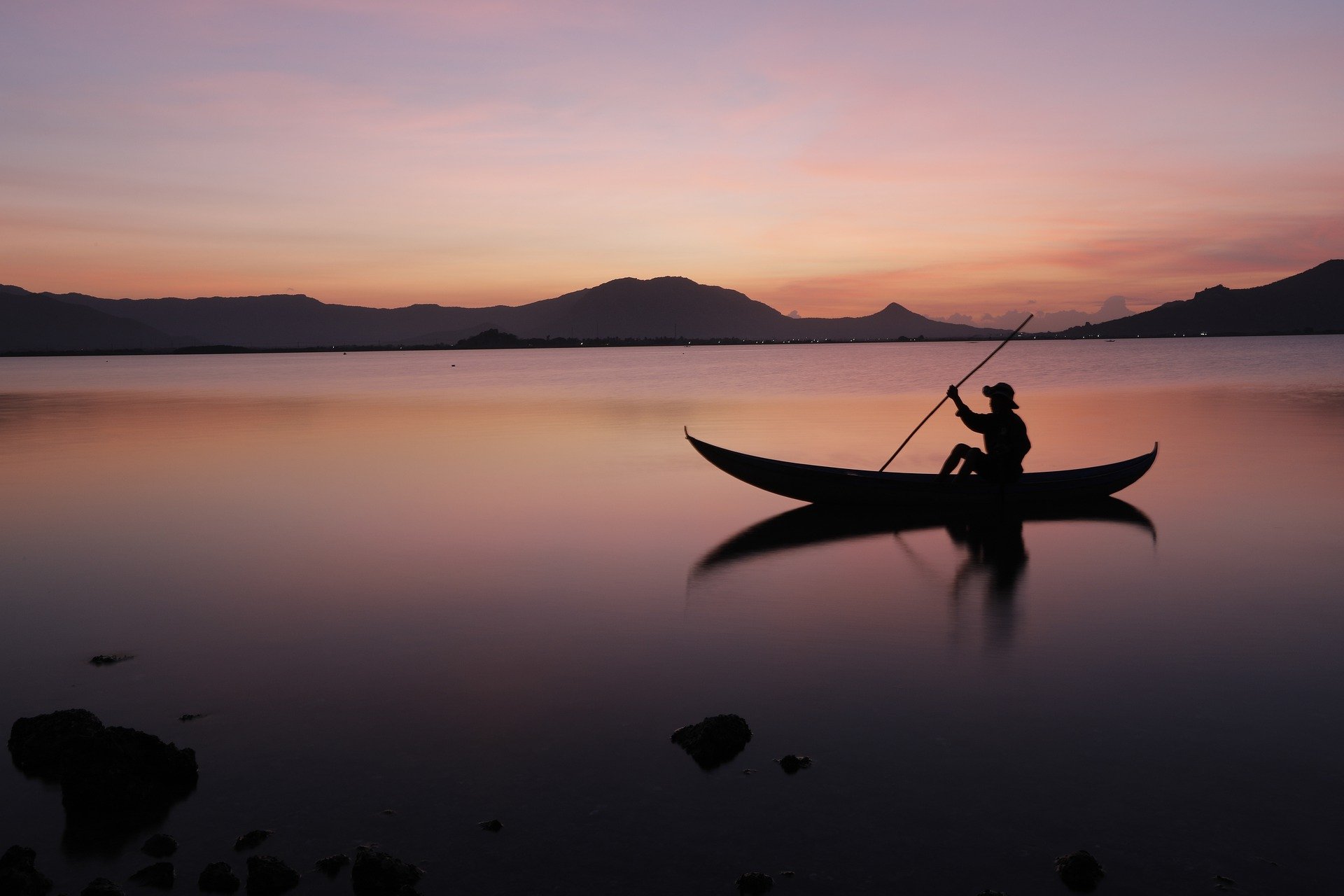 <span style='color:red;'>黄昏</span>，安静的湖面上，一个撑着独木舟的渔民，男人唯美壁纸图片