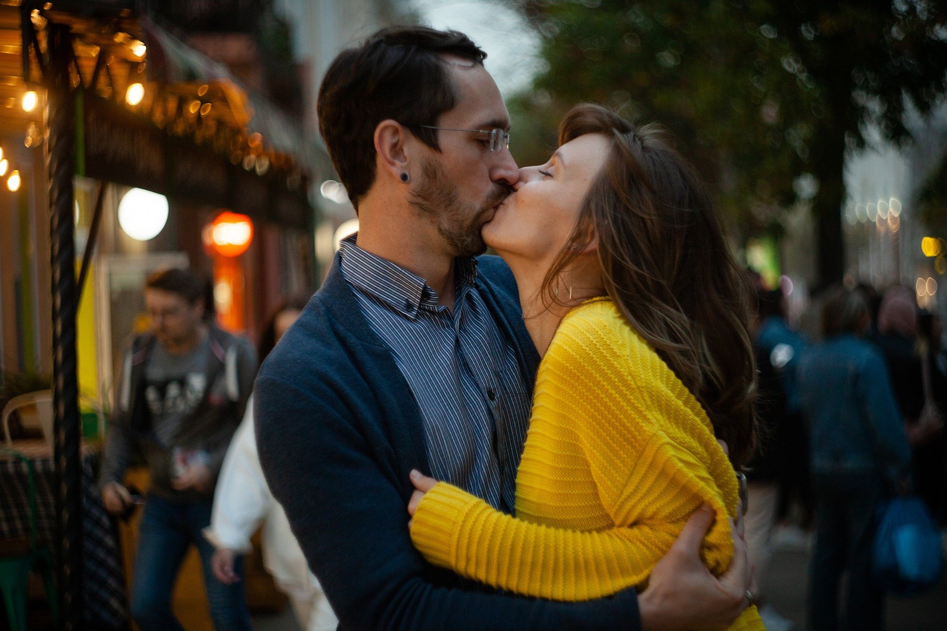 欧美城市街头拥抱亲吻的中年夫妇高清桌面壁纸图片