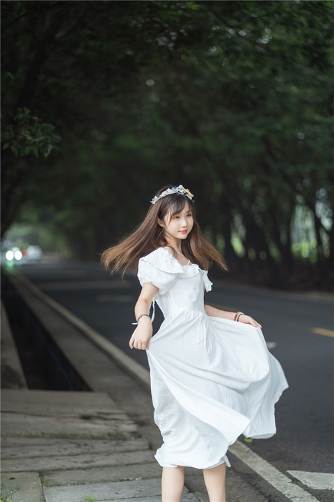 可爱美女福利姬镜酱外景白色连衣裙写真第1张图片