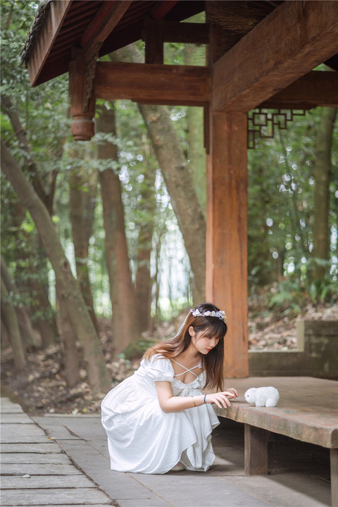 可爱美女福利姬镜酱外景白色连衣裙写真第2张图片