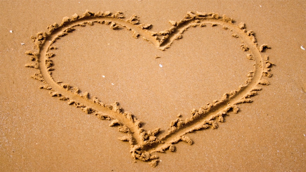 黄金沙滩，画有<span style='color:red;'>爱心</span>，心型图案的黄金色沙滩唯美意境图片