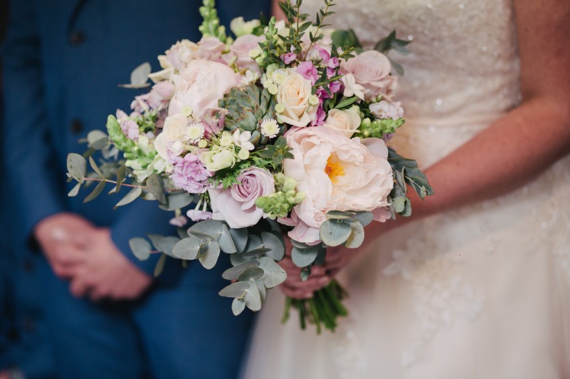 结婚<span style='color:red;'>婚礼</span>上手拿一束鲜花的新郎或新娘唯美高清图片