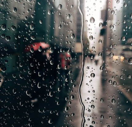 唯美<span style='color:red;'>雨景</span>，带着水滴的镜头下城市人物和街景图片